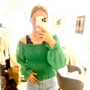 Grön topp - Grön topp med ”luftiga” ärmar och ”tajt” i kroppen.