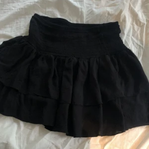 Svart volangkjol från Shein - Svart volangkjol från Shein.andvänds några gånger.säljs pågrundav fel storlek.36cm i längd och 64 cm i midjastorlek.köparen betalar för frakten.