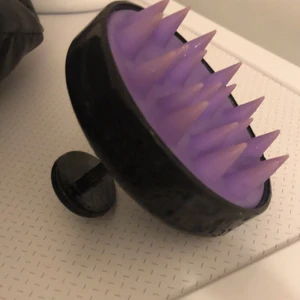 Hårmasageborste - Hår masage borste den är helt ny tvättad och säljs så gott som ny. Kostar bara 7kr