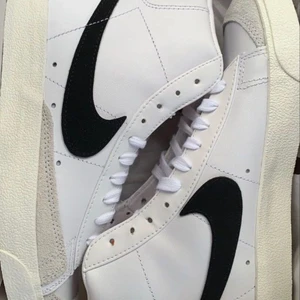 Nike Blazer Mid '77 - INTRESSEKOLL: Nya par av dessa trendiga Nike skor. Butikspris: 1149kr. Storlek: 40 (passar även 39). Skriv till mig om du är intresserad av att köpa! HÖGSTA BUD: -