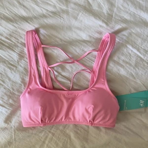 Rosa bikinitopp - Säljer denna söta bikinitopp som är i nyskick från hm med lapp kvar. Har dock en liten missfärgning (se bild 3) men inget man stör sig på, går antagligen bort i tvätten. Skriv privat vid fler frågor💞