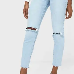 Jag säljer ett par ljusblå jeans i storlek 32. Jeansen är mom slim fit och har bara använt de ett få tal gånger. Jeansen har ett hål på det högra knät(som ni ser på bilderna) och även vid vänstra knät. Jättebekväma men också snygga. Säljer de pga att de inte kommer till användning. Tveka inte att höra av dig❤️betalning sker via swish