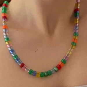 Regnbågigt halsband - Jätte fint halsband med olika färger💞Perfekt nu till sommaren! 12kr+frakt (13kr)