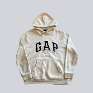 GAP Hoodie - Superfin beige GAP hoodie med svart text. Storlek M, men passar som S. Bra skick. Skriv vid frågor. Köparen står för frakt🌸