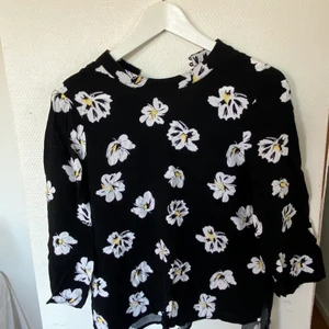 Svart blus med blommor  - Svar blus med blommor  Storlek: EUR 36 Färg: svart med blommor   Obs köparen står för frakten 