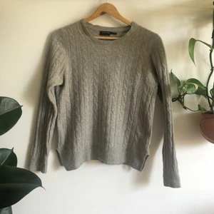 Kashmirtröja Massimo Dutti - Grå kabelstickad kasmirtröja från Massimo Dutti. Storlek S. 