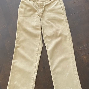 Dickies 874 biege  - Dickies 874, duktigt använda och ganska slitna. Ungefär storlek 28/28 plus-minus.  
