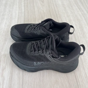 Hoka one one bondi 7 - Jättefina och bekväma löpar skor. Passar även dig med lite bredare fot. Använda Max 2 gånger.  Strl 36 2/3 funkat för mig som normalt är en strl 37.  Nypris allt mellan 2000-1800  