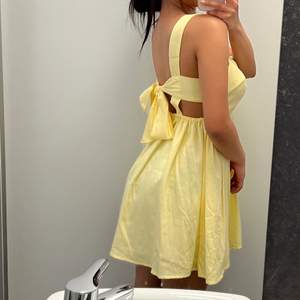 en jättefin gul klänning i nyskick (använda en gång bara)