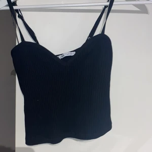 Zara topp - Säljer denna jätte söta toppen från zara💗 den är i storlek S. Säljer pga kommer inte till användning. Kontakta mig vid frågor eller intresse🥰