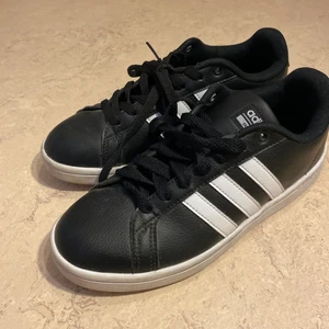 Adidas Skor - Dessa skor har jag använt några gånger och de har inga slags skador/märken. Nästan som nya!