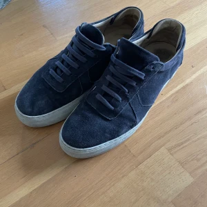 Arigato skor - Mocka arigato skor i använt skick nypris ca 1800 litet hål men annars fint skick