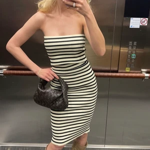 Zara randig stickad tubklänning slutsåld - Säljer denna slutsålda stickade tubklänningen från zara. I både storlek S och M. Oanvända med lapparna kvar. 550:-  