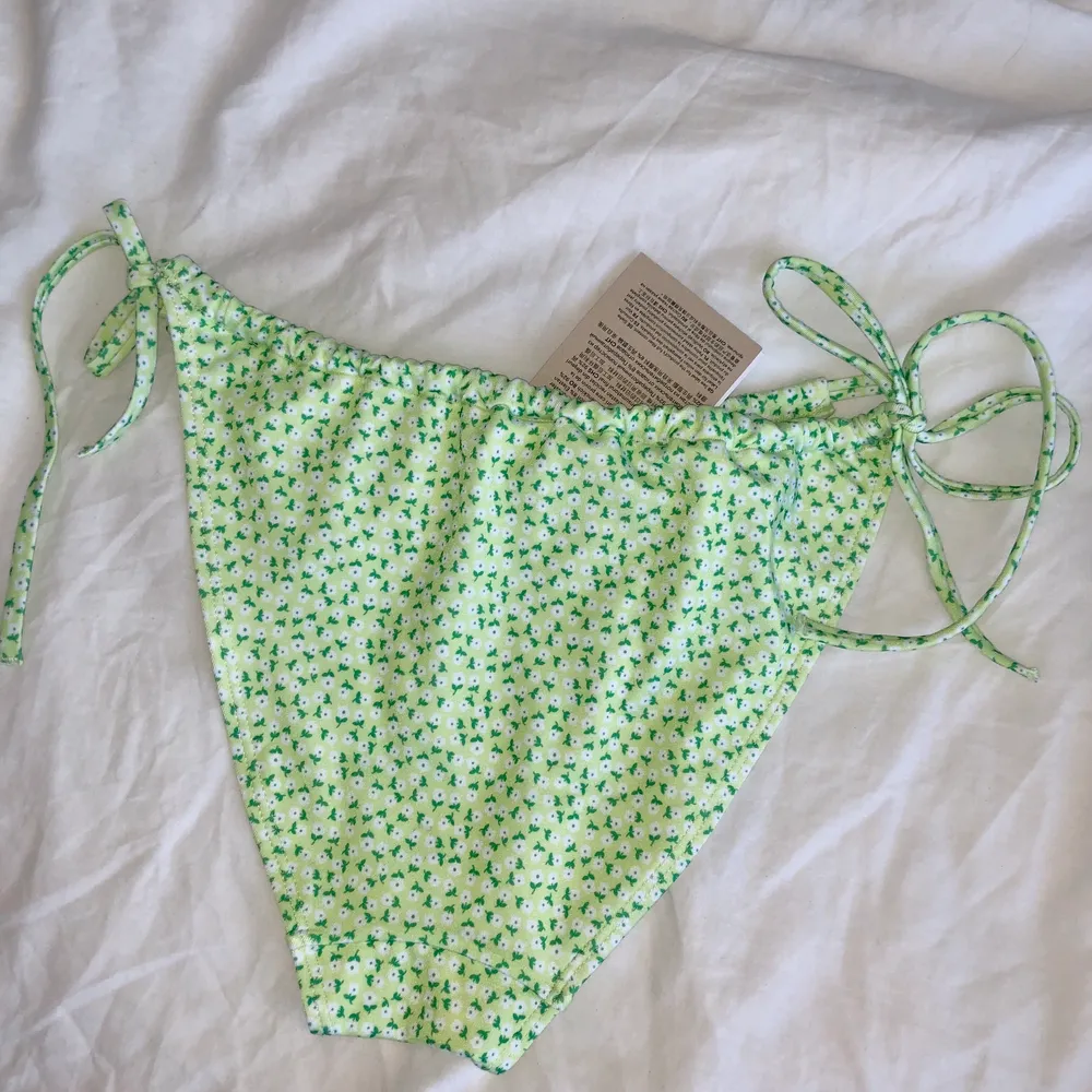 Superfin grön bikiniunderdel med vita blommor. Helt ny. Storlek S. 💚. Övrigt.