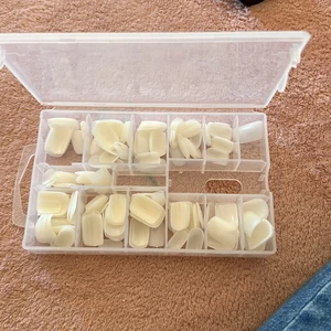Naglar  - Flertals naglar som jag säljer på grund av att jag de inte kommer till andvändning,dem är vita och är 100+ stycken 