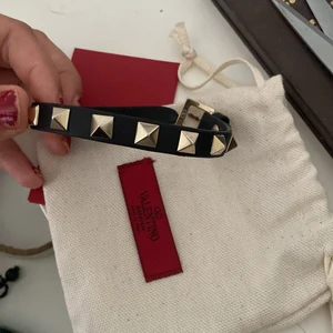 svart Valentino armband  - I superbra skick, kvitto äkthetsbevis m.m finns ! Nypris runt 1900kr