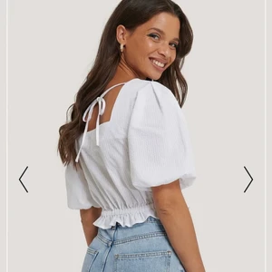 Cropped Seersucker Top NA-KD - Jättefin och somrig tröja från NA-KD. Aldrig använd då den är för stor. Bara att skriva vid frågor och funderingar❤️