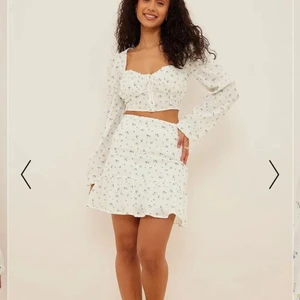 Blommigt set från NA-KD  - Slutsålt set från NA-KD i strl 38! Aldrig använt då det är för stort för mig🥰