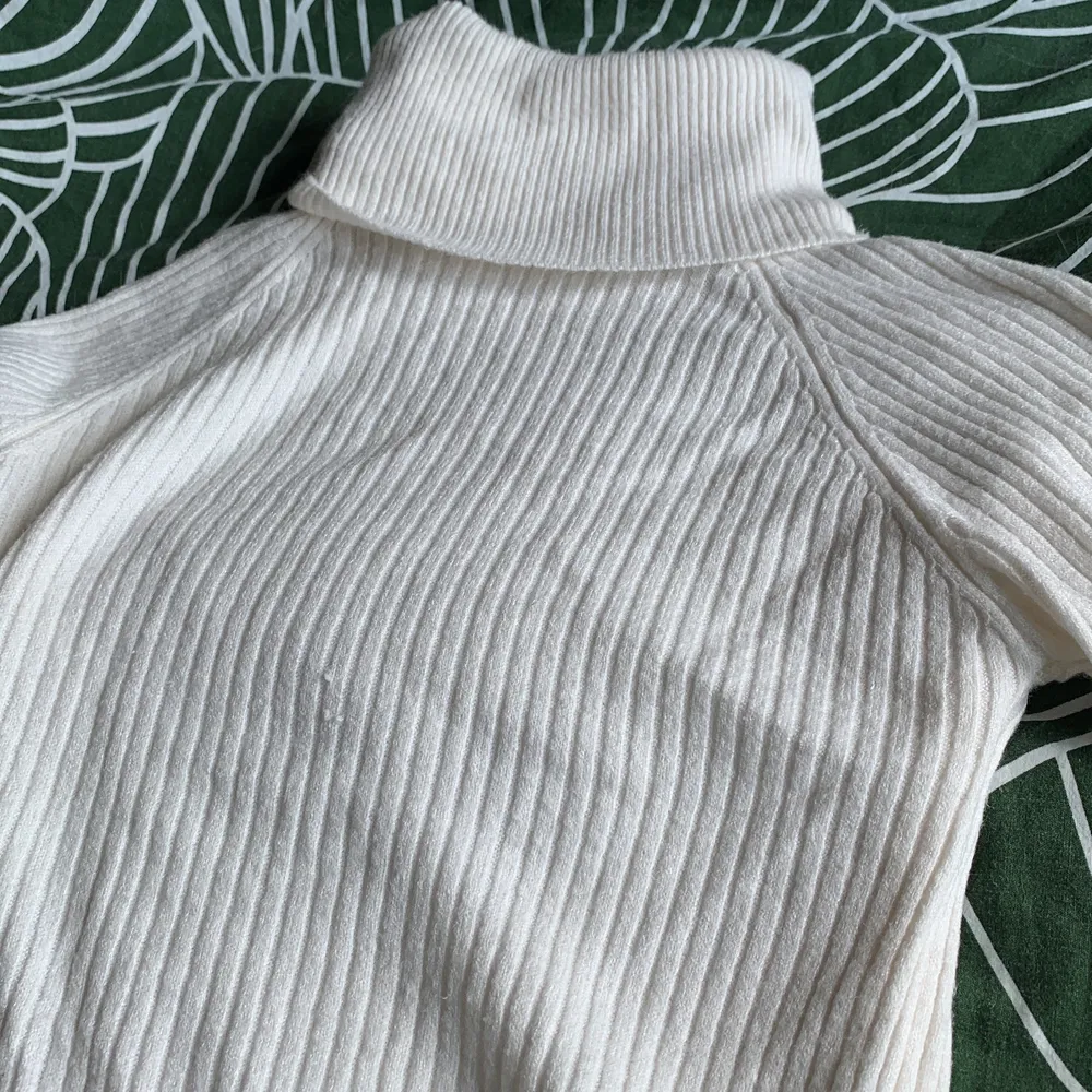 En turtleneck tröja i storlek M som är rätt tight men skönt material! . Tröjor & Koftor.