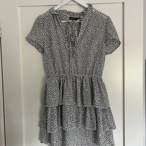 Prickig klänning  - Jättefin prickig klänning som endast är använd 1 gång. Jättesnyggt att sätta ett skärp i midjan. Perfekt skick.💕💕Strlk 34