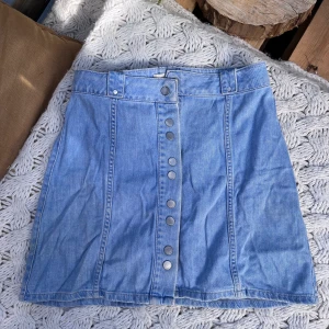 Jeanskjol med knäppning  - Fint skick 