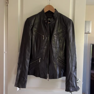 Svart skinnjacka från Saki - Svart skinnjacka strl 40 SAKI Collection, mjukt skinn, blixtlås vid ärmslut Köpare betalar frakt