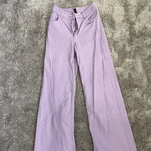 Lila jeans - Jättefina och sköna jeans från h&m i storlek 34. Säljer för att jag inte använde dem