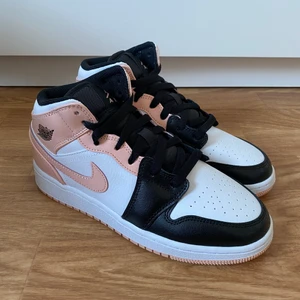 Jordan 1  - Säljer helt nya & oanvända jordan 1 mid (GS) ”Arctic orange” Storlekarna som finns är mellan 36-38 Priset är 1600kr/st Kvitto finns till alla par! Mer bilder & info tas i PM. Fraktas spårbart och dubbelboxat på köparens bekostnad.