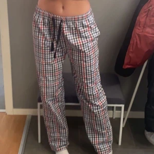 Pyjamasbyxor  - Pyjamasbyxor i storlek M, däremot är dom mindre i storleken så skulle säga att dom är S !! jag på bilden är ungefär 176, därmed har dom blivit för korta för mig så skulle säga att dom skulle passa någon runt 170 !! 