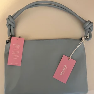 Bianca x Nelly väska - Säljer denna fina väskan från Biancas sista kollektion tillsammans med Nelly. Helt oanvänd med lapparna kvar. Ångrade köpet på grund av att jag redan har många väskor, men kunde ej skicka tillbaka varan.  Köpt för 399kr men kostar idag 279kr på deras sida