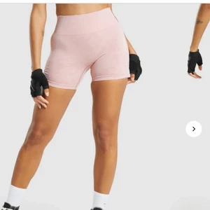 Gymshark - Säljer dessa så de är försmå, använd några fåtal ggr💞 som nya