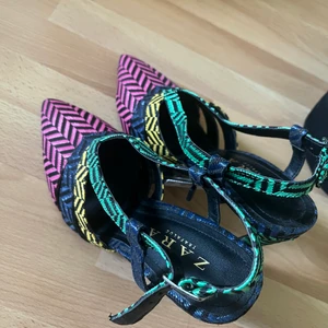 Färgglada klackskor  - Ett par färgglada klackskor från Zara jag köpte förra året men aldrig använde. Prislappen är kvar! 🌸 köparen står för frakt! 