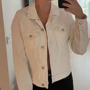 Vit jeansjacka  - Supersnygg vit jeansjacka som funkar till allt🤍