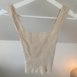 Stickat Linne - Köptes från BikBok förra sommaren. Jätte stretchig så skulle passa någon med storlek S/M (toppen är i storlek S). Jätte fin somrig färg. Andvänd 1 gång (endast för provning) och kommer tyvärr inte till andvändning. Toppen är så gott som ny!💕