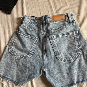 Shorts - Ljusblåa shorts, använda men i bra skick. Storlek:XS