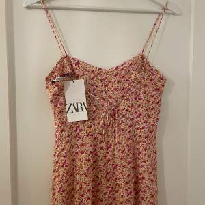 Helt ny klänning ifrån Zara, köpt förra året. Jättefin och skönt material, midi. Står ej för frakt