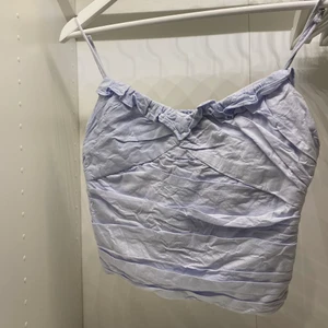 Blå topp  - Superfin och söt blå kort topp från Zara. Använd fåtal gånger 💘