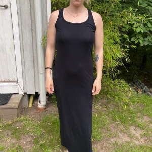 Svart långklänning  - Svart långklänning i strl S/M, jag är 163cm lång.