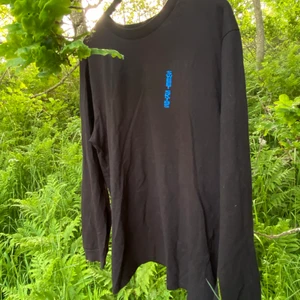 Svart långärmad tröja med coolt tryck, sweet sktbs  - En långärmad skater tröja med coolt tryck på ryggen! Knappt använd och säljs endast pga fel strl