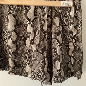 Hm ormskinn mönstrade shorts  - Shorts från hm med ormskinns tyg. Fint skick! 