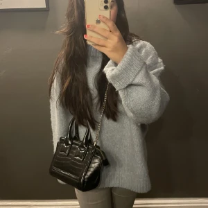 Väska från zara - Säljer min jättesnygga zara väska som bara har använts 1 gång! Den är mellan stor och man får plats med mycket i den! Priset kan ändras, kan mötas upp men även posta!