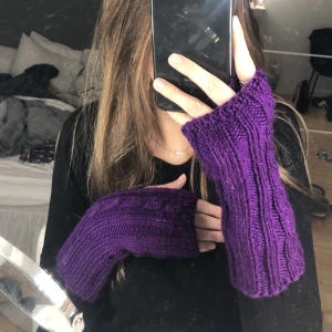 Torgvantar - Säljer ett par lila hemgjorda Torgvantar som är lite längre vilket är skönt nu till vintern ❤️ köparen står för frakt❤️