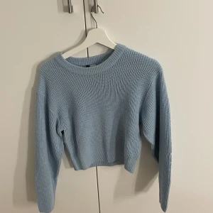 Stickad tröja - Ljusblå stickad tröja från H&M. Använd fåtal gånger.