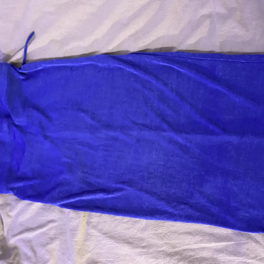 Säljer min blåa kjol från vero moda som jag använt 1 gång. Lite längre men väldigt stretchig och skön. . Kjolar.