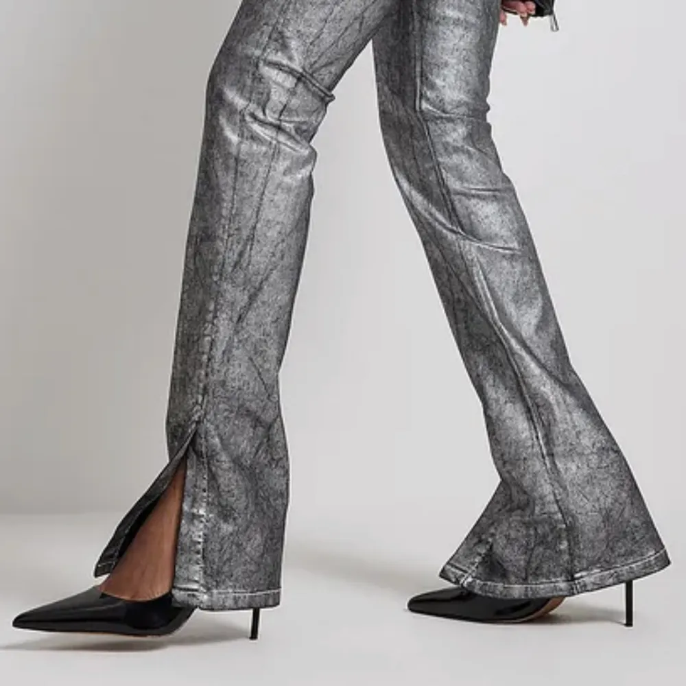 så jäkla coola jeans i silver som är lite stora på mig, använda men i bra skick!. Jeans & Byxor.