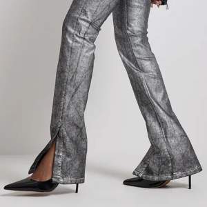 så jäkla coola jeans i silver som är lite stora på mig, använda men i bra skick!