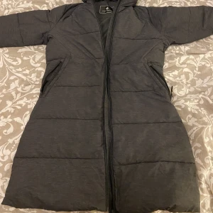 Lång och varm vinterjacka från stadium - Lång och varm vinterjacka från stadium för 50kr 💕