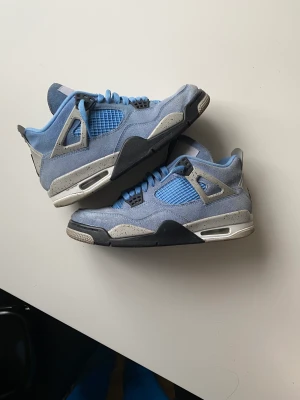 Jordan 4 retro university blue  - Populära jordans perfekta inför sommar och höst. De är storlek 42,5 på skorna.  För mer info hit me up på insta, elmin_cirkic1 Kan sänka priset vid snabb affär! 