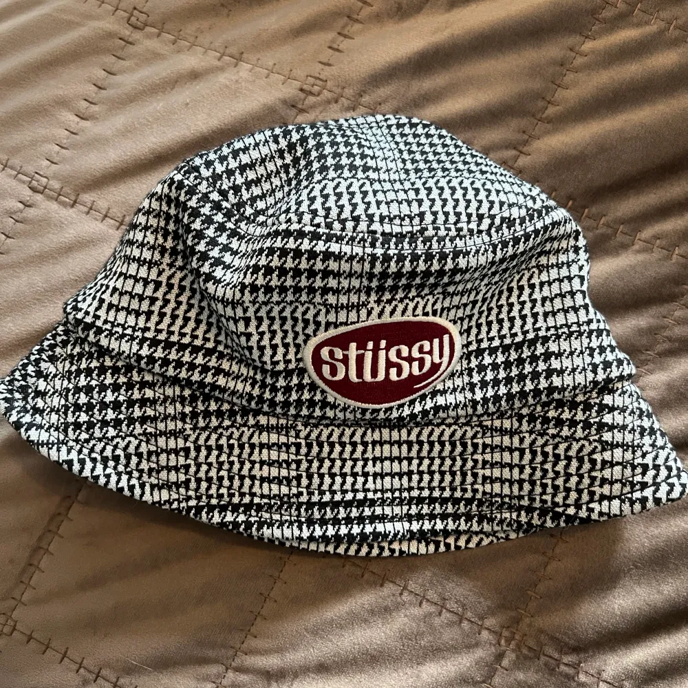 Bucket hat från populära Stüssy! Knappt använd. I svart/vit med röd logga  . Accessoarer.