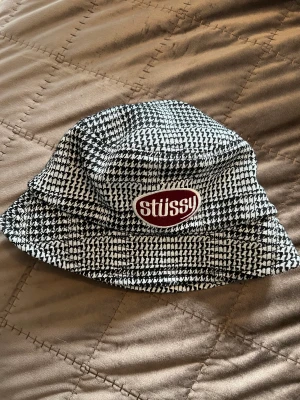 Stussy Bucket Hat - Bucket hat från populära Stüssy! Knappt använd. I svart/vit med röd logga  